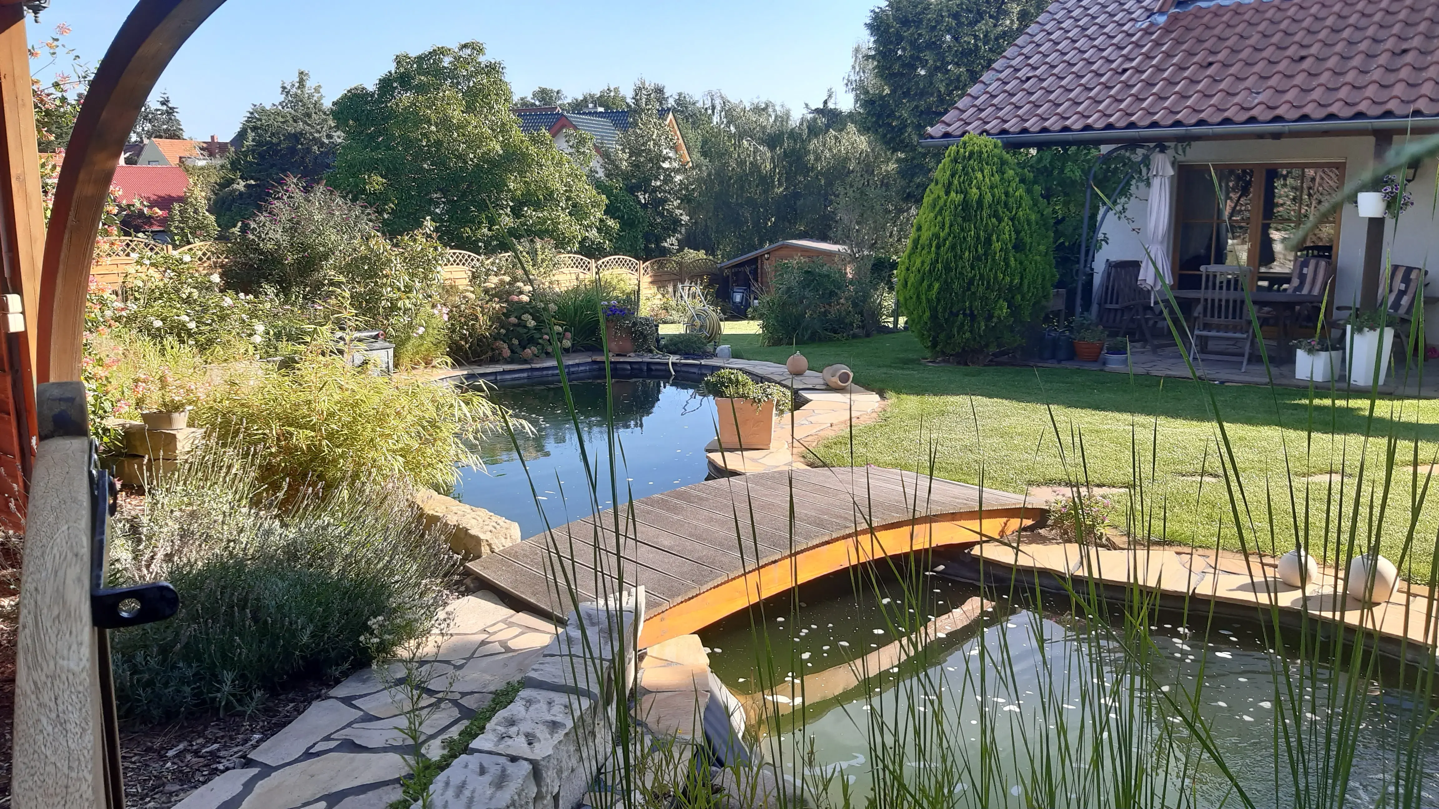 Außenansicht Ferienhaus mit Brücke